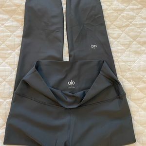 ALO Airlift Legging. Anthracite. L.